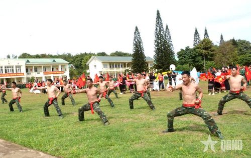  Cán bộ, chiến sĩ Lữ đoàn Đặc công bộ 198 biểu diễn võ thuật trong Lễ tuyên thệ chiến sĩ mới năm 2026. 