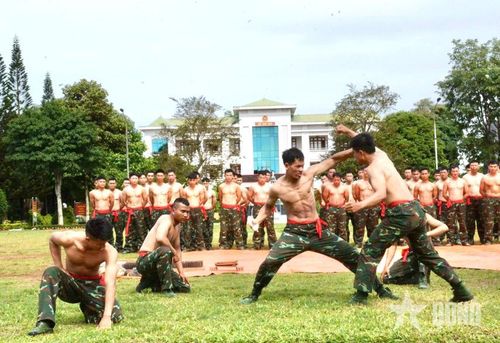  Chiến sĩ đặc công thực hành huấn luyện võ thuật.