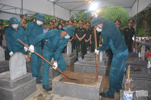 Cơ quan chức năng Bộ CHQS tỉnh Lào Cai khai quật mộ liệt sĩ để lấy mẫu xét nghiệm ADN tại Nghĩa trang Liệt sĩ xã Bảo Thắng, tỉnh Lào Cai.