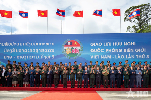 Đoàn đại biểu hai nước tại Cửa khẩu Thanh Thủy, tỉnh Nghệ An. 