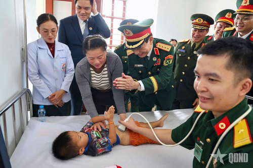 Hai đoàn tham quan hoạt động khám, cấp thuốc miễn phí cho người dân tại Trạm Y tế bản Sopteng, xã Nam On, huyện Xaychamphone, tỉnh Bolykhamxay (Lào). 