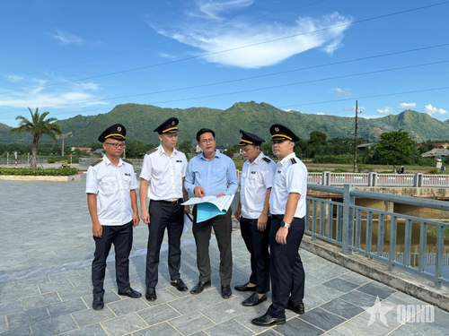 Kiểm toán viên của Kiểm toán Nhà nước kiểm tra, đánh giá chất lượng công trình thi công. Ảnh: MINH THÚY