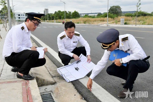 Kiểm toán viên của Kiểm toán Nhà nước kiểm tra, đánh giá chất lượng công trình thi công. Ảnh: MINH THÚY
