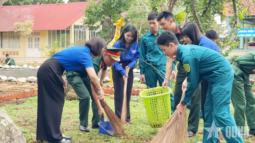 Bộ đội và đoàn viên, thanh niên địa phương chung tay làm đẹp cảnh quan đơn vị.