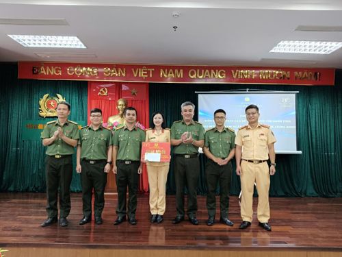 BTC trao giải nhất cho liên quân các Phòng An ninh điều tra - Cảnh sát giao thông- An ninh mạng và phòng, chống tội phạm công nghệ cao.