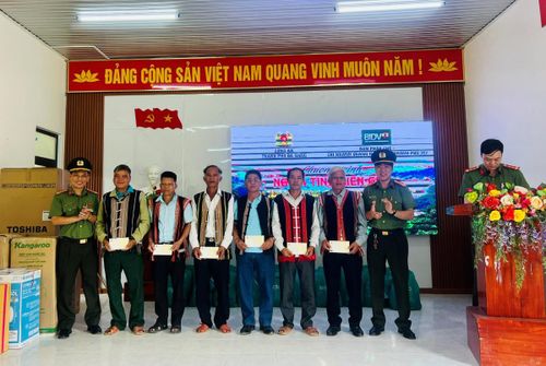 Nhiều suất quà cho già làng, người có uy tín trên địa bàn xã.