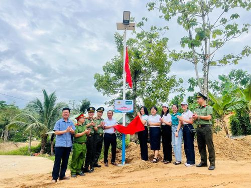 Khánh thành công trình với 30 trụ đèn năng lượng mặt trời ủng hộ xã.