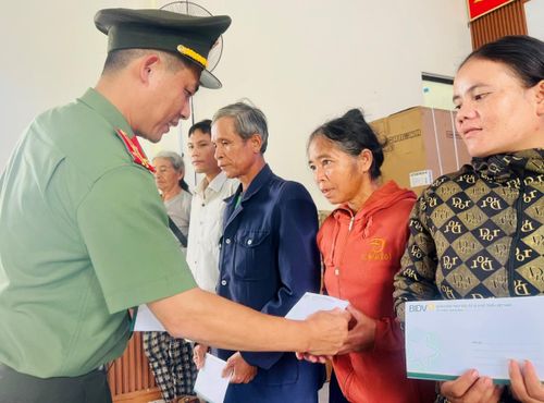 Nhiều phần quà thiết thực đã được đoàn trao tận tay đến người dân xã Đắc Pring.