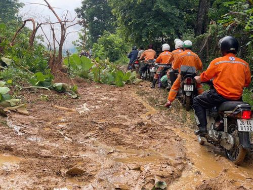 Ngành điện lực tỉnh Sơn La huy động nhân lực tiếp cận các khu vực bị mất điện để khắc phục thiệt hại 