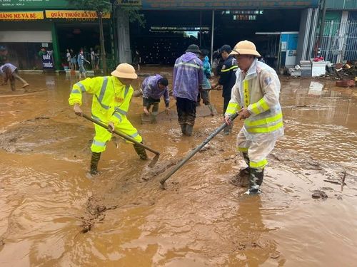  CSGT tỉnh Sơn La cùng người dân dọn bùn đất sau mưa lũ tại xã Mường La. Ảnh: CÔNG AN TỈNH SƠN LA 