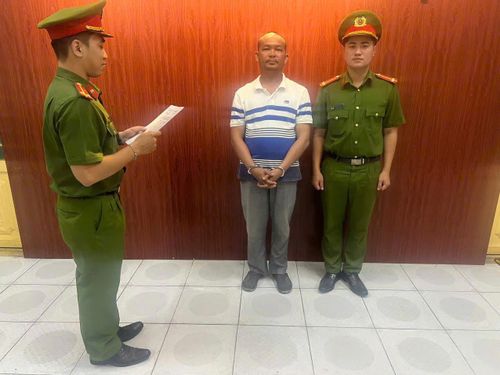 Đỗ Minh Hùng thực hiện việc san lấp