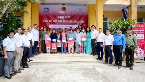  Tặng quà tại chương trình 