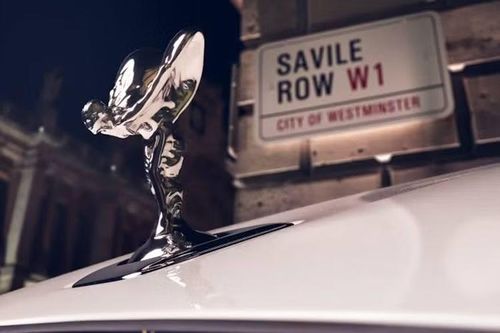 Savile Row từ lâu được xem là cái nôi của nghệ thuật may đo thủ công tại Anh. Đây cũng là nơi khái niệm "Bespoke" ra đời, chỉ những sản phẩm được chế tác theo yêu cầu riêng của từng khách hàng. Rolls-Royce cho biết triết lý này cũng là nền tảng trong chương trình cá nhân hóa của hãng.