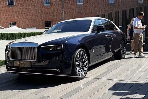 Bên cạnh đó, xe còn được trang bị các chi tiết hoàn thiện riêng như cần gạt xi-nhan bọc da, núm chỉnh âm lượng và cụm điều khiển điều hòa bọc da, cùng bậc cửa phát sáng... Ghost Savile Row cũng đi kèm bộ ô Bespoke cất trong cửa xe với tán màu Navy Blue, viền Selby Grey và tay cầm bọc da Arctic White,...