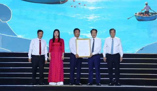 Lãnh đạo UBND tỉnh Ninh Bình trao Quyết định đổi tên Khu du lịch Quất Lâm thành Khu du lịch Giao Ninh. Ảnh: Trần Hồng