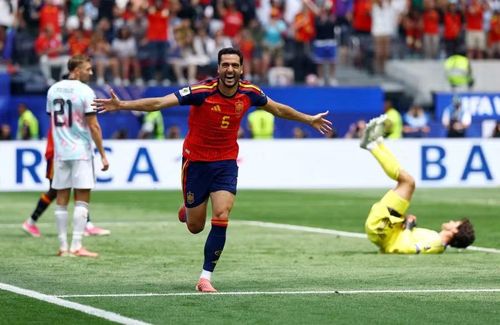 Tiền vệ Mikel Merino ăn mừng bàn thắng phút 88, giúp Tây Ban Nha đánh bại Bỉ 2-1 để vào bán kết World Cup 2026. Ảnh: Reuters.