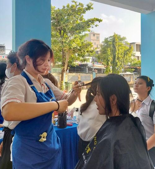 Học viên ngành Chăm sóc sắc đẹp Trường Trung cấp Ý Việt hướng dẫn học sinh các trường THCS trên địa bàn Đà Nẵng trải nghiệm thực tế nghề nghiệp.