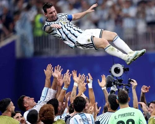 Lionel Messi được các đồng đội tri ân sau trận Argentina thắng 'điên rồ' Ai Cập tại vòng 1/8 World Cup 2026. Ảnh: Getty.