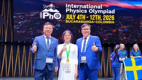 Em Nguyễn Thị Bích Ngọc cùng các thầy giáo Trường THPT chuyên Lê Hồng Phong tại Kỳ thi Olympic Vật lí quốc tế lần thứ 56 (IPhO 2026).