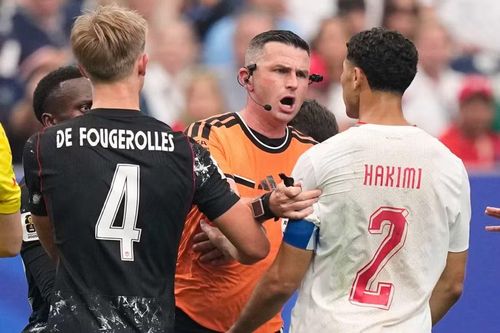 Dù được đánh giá cao về chuyên môn tốt nhưng trọng tài Michael Oliver (Anh) vẫn gần như không có cơ hội bắt chính nếu Argentina vào chung kết World Cup 2026. Ảnh: AP.