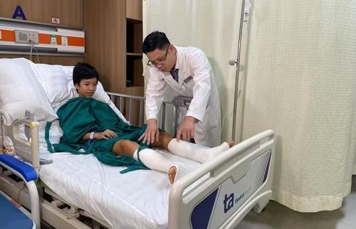 BS.CKI Nguyễn Văn Ơn thăm khám cho bệnh nhi trước khi xuất viện sau điều trị hội chứng bàn chân bẹt. Ảnh: BVĐK Tâm Anh.