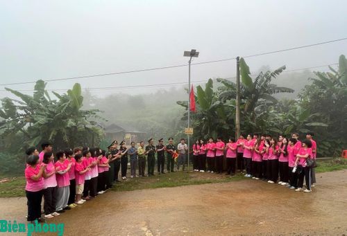 Đồn Biên phòng Chiềng On và các nhà tài trợ khánh thành, bàn giao công trình "Thắp sáng vùng biên" tại bản Đin Chí, xã Yên Sơn. Ảnh: Nguyễn Hòa Bình