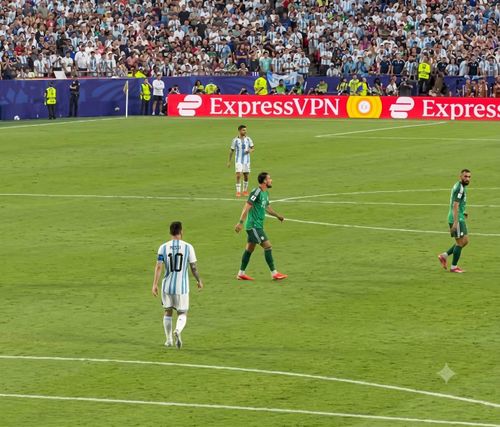 Messi nằm trong số những cầu thủ chạy ít nhất giải, anh thường xuyên lững thững đi bộ.