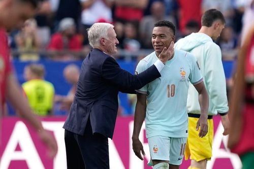 HLV Didier Deschamps và Kylian Mbappé.