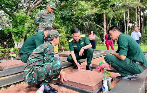 Thượng tá Biện Đức Long (ở giữa) cùng đồng đội khảo sát việc lấy mẫu tại Nghĩa trang liệt sĩ Bảo Lộc.