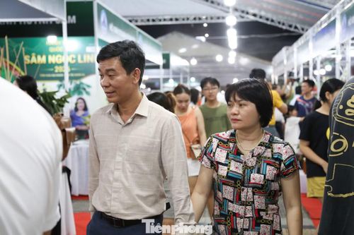  “Ở đây, người dân và du khách có thể trực tiếp tìm hiểu về quy trình sản xuất, giá trị của sản phẩm và tiếp cận những thông tin chính thống về nguồn gốc, chất lượng cũng như cách nhận biết sản phẩm thật và giả. Đây là nỗ lực của Đà Nẵng để từng bước đưa sâm Ngọc Linh và dược liệu địa phương tham gia sâu hơn vào chuỗi cung ứng trong nước và quốc tế”, ông Huỳnh Xuân Sơn, Phó giám đốc Sở Công Thương TP. Đà Nẵng, nói. 