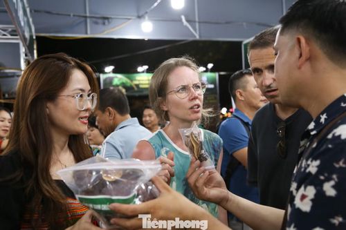 “Trước đây, tôi cũng chỉ biết về loại sâm này qua một số thông tin trên Internet. Đây là lần đầu tiên tôi được thấy trực tiếp và biết rõ hơn về giá trị dược liệu của sâm Ngọc Linh, nấm lim xanh...”, chị Katarzyna nói.