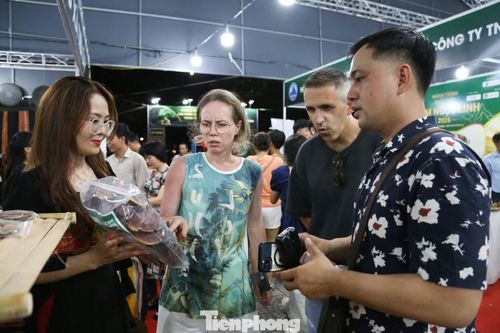 Dạo một vòng quanh khu vực chợ sâm, chị Katarzyna (du khách Ba Lan) trầm trồ khi được các sơn nữ Xơ Đăng giới thiệu về giá trị của các sản phẩm từ sâm Ngọc Linh và một số loại dược liệu đặc trưng của địa phương.