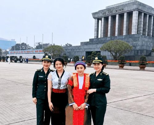 Xeo Thị Hoa (thứ hai trái sang) vào Lăng viếng Bác trong khuôn khổ chương trình tuyên dương học sinh, sinh viên tiêu biểu “Nâng bước em tới trường - Con nuôi đồn Biên phòng”.