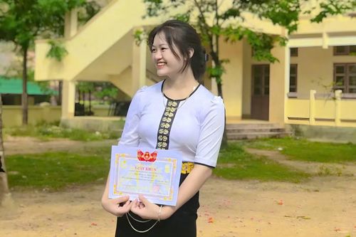 Vượt nghịch cảnh, Xeo Thị Hoa đạt được kết quả học tập tốt.