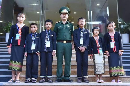 Em Xeo Thị Hoa (ngoài cùng bên trái) tham dự chương trình “Thắp sáng ước mơ” năm 2019.