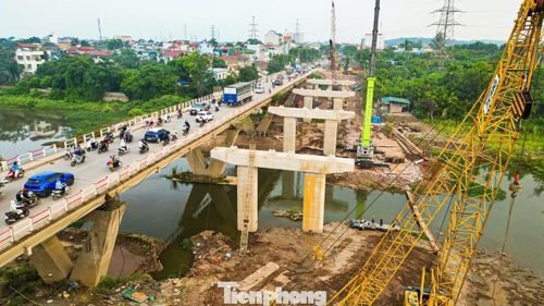 Sau hơn 9 tháng triển khai, các hạng mục móng và trụ cầu đang được đẩy nhanh tiến độ. Nhiều trụ giữa sông Đáy đã hoàn thành phần bê tông, từng bước hình thành diện mạo cây cầu mới.