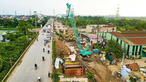Tại phía bờ Hà Đông, công tác san nền, xử lý mặt bằng và thi công các trụ còn lại được triển khai đồng thời nhằm bảo đảm tiến độ toàn dự án.