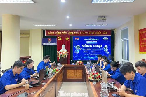 Ban tổ chức giám sát các điểm thi tại điểm cầu trung tâm.