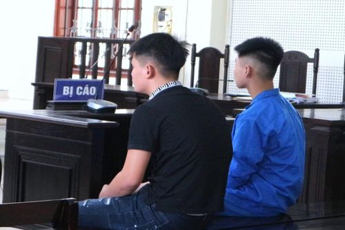 Tuổi đời còn rất trẻ, nhưng hai bị cáo đã phải trả giá bằng những tháng ngày trong trại giam sau vụ gây rối trật tự công cộng.