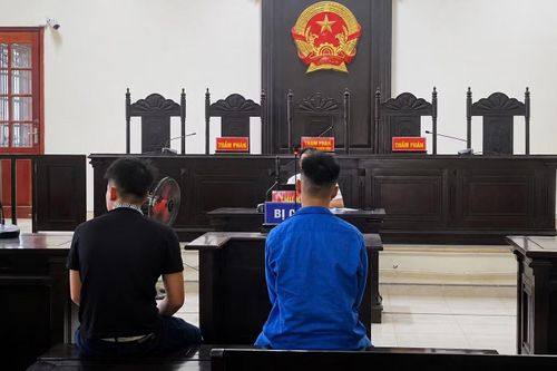 Hai bị cáo Hoàng Nghĩa Xuân và Lê Duy Hưng tại phiên tòa phúc thẩm.