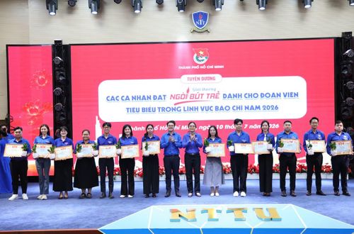 Dịp này, Thành Đoàn TPHCM tuyên dương, khen thưởng các đoàn viên, thanh niên tiêu biểu trong lĩnh vực báo chí đạt giải thưởng “Ngòi bút trẻ”.