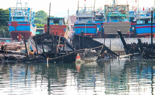 Ông Thanh cũng ghi nhận, biểu dương tinh thần trách nhiệm của các lực lượng, chính quyền địa phương, Ban Quản lý Cảng cá Tam Quan cùng các tổ chức, cá nhân đã kịp thời phối hợp triển khai biện pháp chữa cháy, khống chế đám cháy, không để xảy ra thiệt hại về người và hạn chế cháy lan sang tàu cá khác.