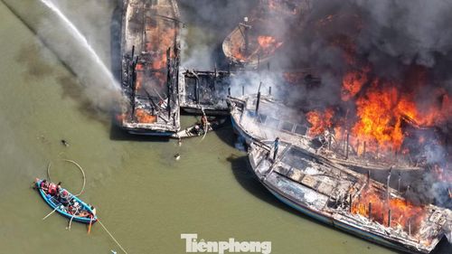 Mới đây, một vụ cháy tàu cá khác cũng xảy ra tại khu neo đậu tàu thuyền khu vực Nhơn Phước, phường Quy Nhơn Đông (Gia Lai). Qua thống kê, có 16 tàu cá bị cháy (12 tàu cháy hoàn toàn, 4 tàu bị cháy một phần). Ảnh: Minh Phụng.