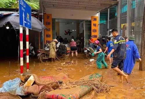 Người dân xã Mường La dọn dẹp nhà cửa sau lũ.