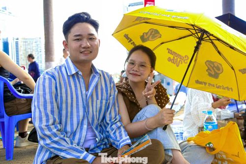 Bạn Hoàng Đức Thắng - du khách đến từ Hà Nội - cho biết đã đặt vé máy bay vào Đà Nẵng từ hơn một tuần trước để không bỏ lỡ đêm chung kết DIFF 2026. "Đây là đêm cuối của lễ hội pháo hoa nên em và người yêu quyết định vào Đà Nẵng vừa du lịch, vừa thưởng thức màn trình diễn chung kết. Bọn em đến khu vực ven sông Hàn từ khoảng 15h nhưng lúc đó người đã đông nghịt. Muốn có vị trí đẹp nên phải tranh thủ đến thật sớm. Không khí rất sôi động, ai cũng háo hức chờ đợi màn tranh tài cuối cùng", Thắng chia sẻ.