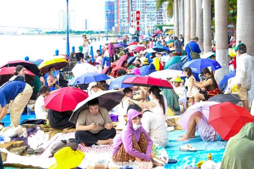 Khu vực bờ sông phía đường Trần Hưng Đạo càng về cuối chiều càng đông đúc. Những khán đài trên... chiếu, bạt được người dân, du khách lấp kín.