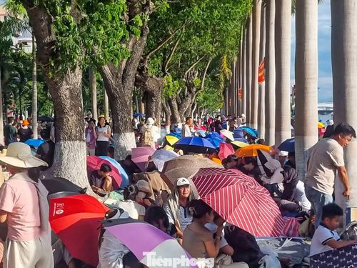 Một đoạn bờ sông Hàn ken kín người. Ngồi từ vị trí này, người dân, du khách có thể thưởng thức trọn vẹn bữa tiệc ánh sáng trên bầu trời.