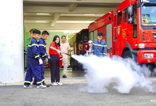 Các chiến sĩ tập huấn bạn trẻ sử dụng phương tiện chữa cháy. Ảnh: ĐVCC