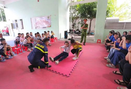 Các em học sinh học cách cứu nạn cứu hộ trong trường hợp khẩn cấp. Ảnh: ĐVCC