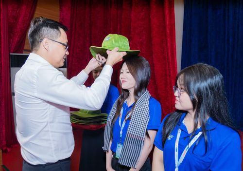 Các chiến sĩ áo xanh nhận quà lưu niệm tại buổi lễ.